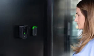 Swissbau 2026: Salto vereint Zutrittskontrolle mit Türkommunikation, Biometrie und Identity-Management
