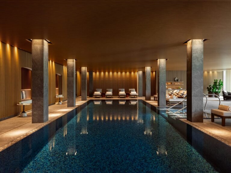 Rosewood Schloss Fuschl mit drei MICHELIN Keys ausgezeichnet Rosewood Schloss Fuschl – Indoor Pool im Asaya Spa