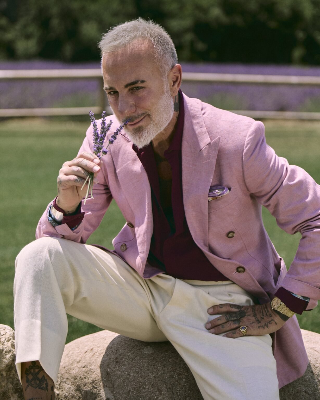 Massmode neu gedacht: Hockerty kleidet Gianluca Vacchi ein Gianluca Vacchi im hellrosa Leinen-Zweireiher von Hockerty am Lavendelfeld