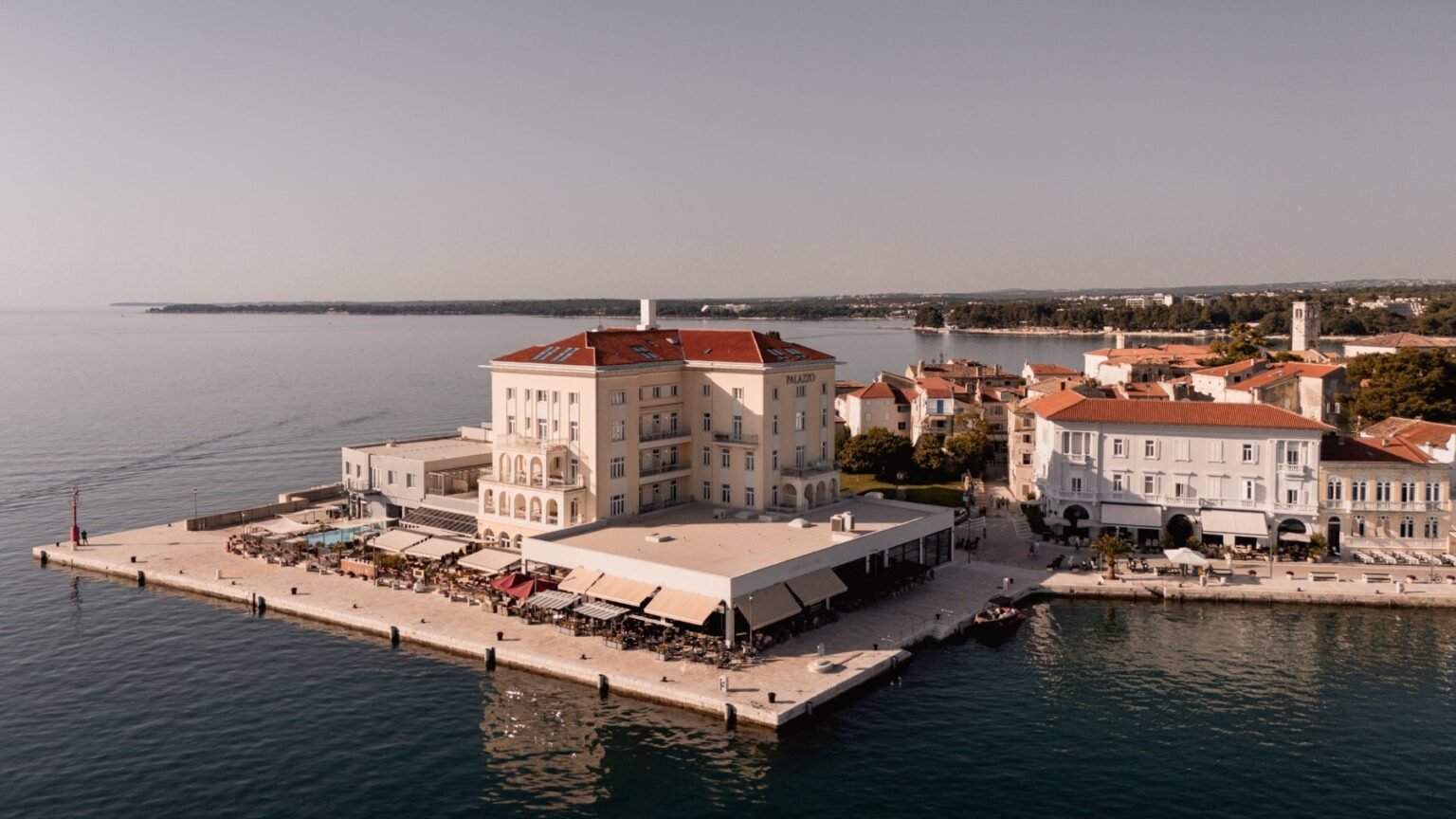 BO Hotel Palazzo in Poreč: Sanierung als wirtschaftliche Wiederbelebung Das BO Hotel Palazzo in erster Meereslage im historischen Stadtkern von Poreč, Istrien.